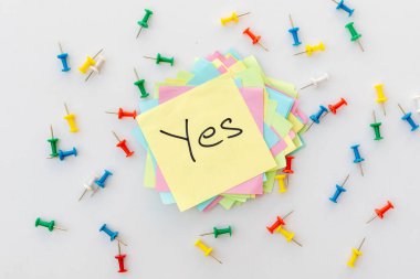 EVET kelimesindeki el yazısı sarı kare bir çıkartma. Evet kavram