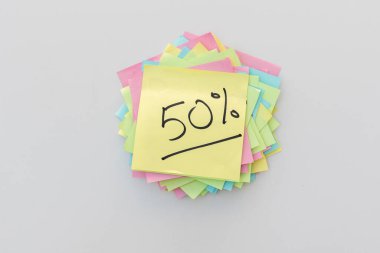 Beyaz yalıtılmış arkaplanda sarı yapışkan bir nota% 50 yazılı.
