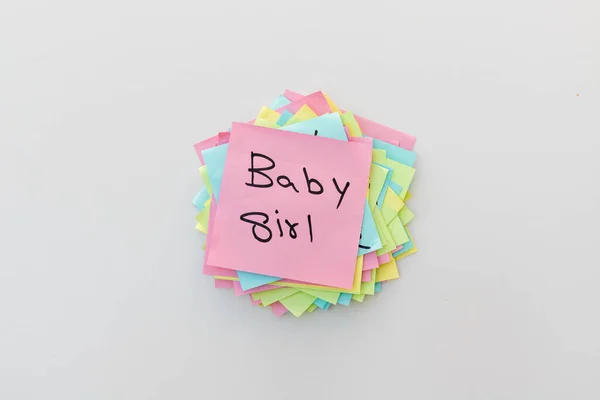 赤ちゃん女の子性別明らかに手書き上のピンクスティッキーノートとともにホワイト孤立した背景 — ストック写真