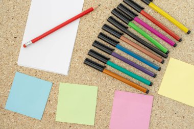 Renkli kalemler ve boş yapışkan notlar