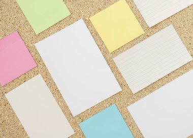 Çeşitli boyut ve renklerde boş renkli yapışkan notlar