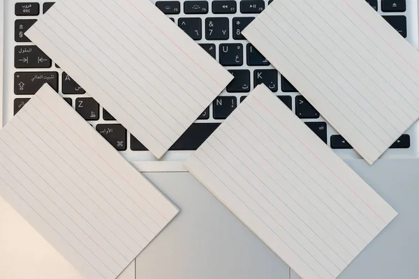 Порожні Білі Картки Текстовим Простором Над Клавіатурою Ноутбука — стокове фото