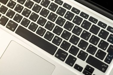 Apple MacBook Pro klavye yüksek melek görünümü