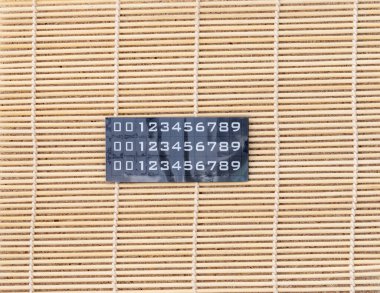 Bambu arka planında lastik numara etiketleri