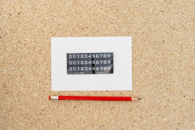 Sıfırdan dokuza kadar beyaz boş bir kağıttaki kurşun kalemle yapıştırma numaraları.