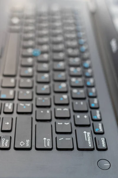 黒いノートパソコンのキーボードキーに焦点を当てる — ストック写真