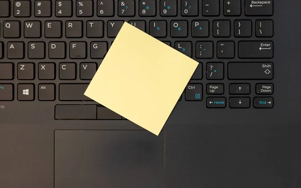 Laptop Con Vista Superior Nota Adhesiva Blanco Amarillo —  Fotos de Stock