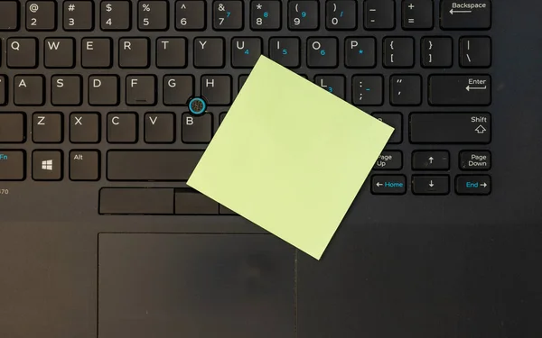 Laptop Klavye Yüksek Açılı Görünümü Üzerine Sarı Boş Yapışkan — Stok fotoğraf