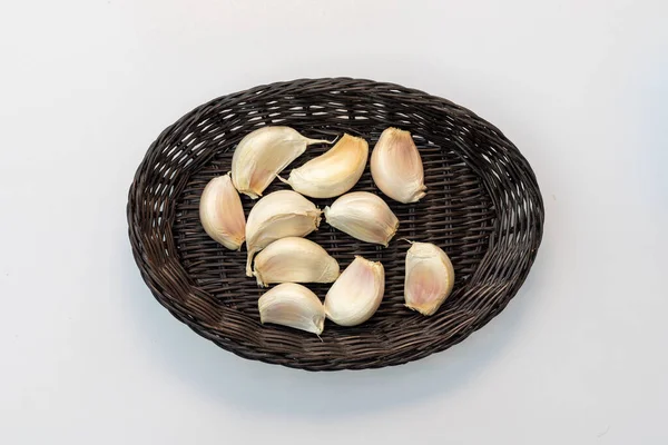 Σκελίδες Φρέσκου Σκόρδου Ένα Μικρό Καλάθι Λευκό Απομονωμένο Φόντο — Φωτογραφία Αρχείου