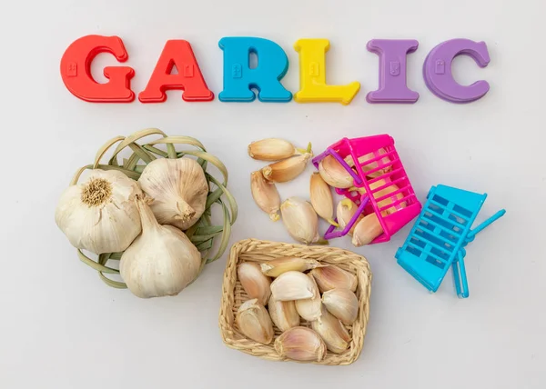Garlic Bulbs Cloves Miniature Baskets Word Garlic Tittle White Isolated — Stok Foto