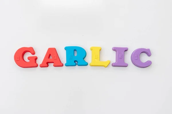 白い隔離された背景の磁気文字Garlicの単語 — ストック写真