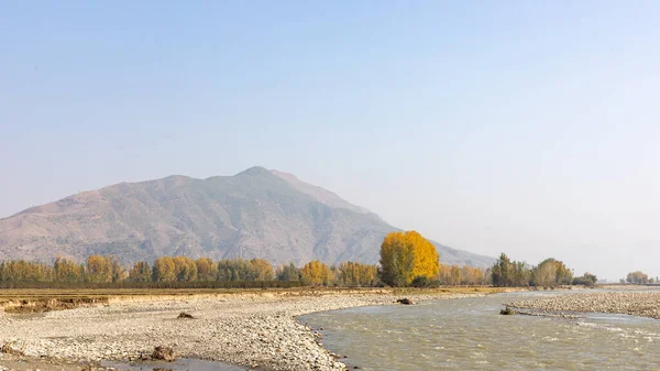 川の浸食は パキスタンの湿地帯の肥沃な土地の数千エーカーを損傷します — ストック写真