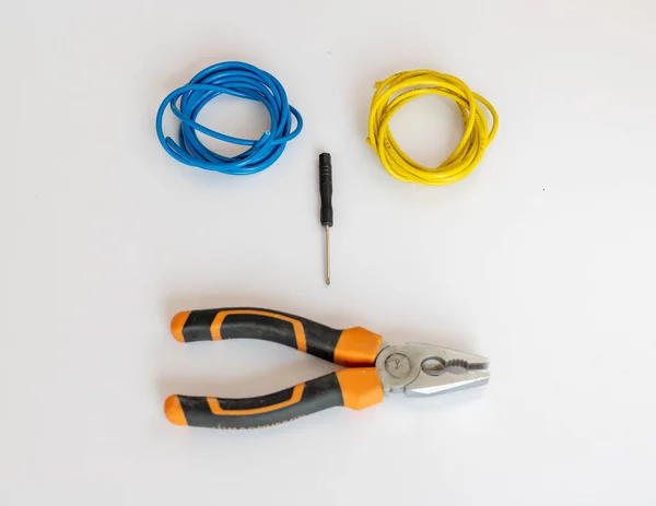 Καλώδια Χρώματος Μπλε Και Κίτρινα Εργαλεία Λευκό Απομονωμένο Φόντο — Φωτογραφία Αρχείου