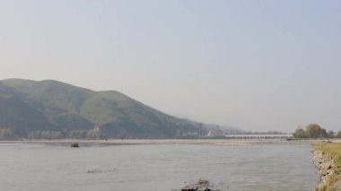 Sabahın erken saatlerinde kışın bir nehir manzarası