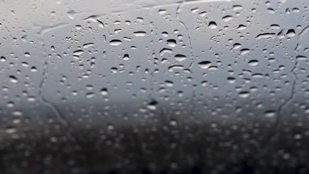 雨の中フロントガラスを掃除するワイパー — ストック動画