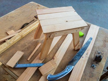 Marangoz atölyesinde yeni ahşap tabure