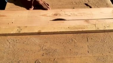 Atölyede bir tahta kestim.