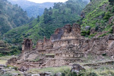 Tokar Dara Najigram Stupa ve Manastır alanı büyük bir stupa, ilgili manastır, yaşam alanları, toplantı salonu ve bir su kemeri mağarasından oluşur.