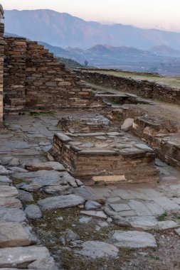 Barikot Balo Kaley 'deki antik Budist manastırının 2. yüzyılda inşa edildiğine inanılıyor.