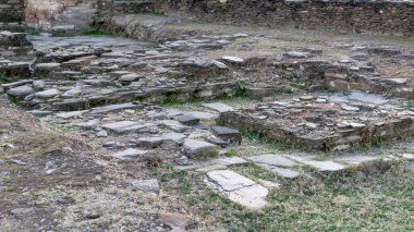 Açık mahkeme ve Balo Kaley, Swat Valley, Pakistan 'dan Votive Stupa Vihara' nın kalıntıları.