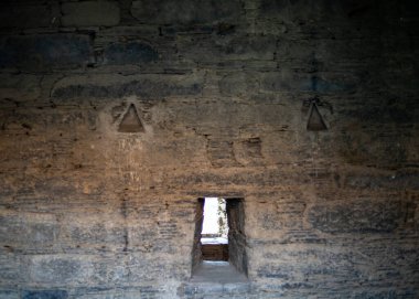 Balo Kaley Tapınağının çift katlı kubbe penceresinin içeriden görünüşü