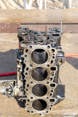 Atölyede tamir için dört silindirli motor bloğunun kapatılması