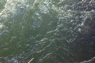 Beyaz köpüklü deniz suyu yüzeyi ve arka plan için dalga dokusu