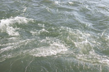 Nehirde hızlı ve dalgalar