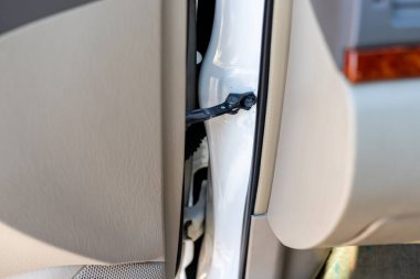 Aracın kapı menteşesi. seçici odak