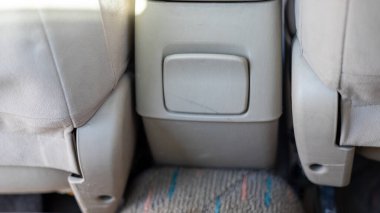 Arka koltuk kül tablası arabada.