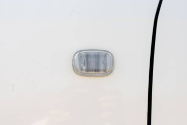 SWAT, Pakistan - 26 Aralık 2022: Araba çamurluğunda küçük dönüş sinyali