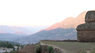 Tarikat heykelinin yan görünüşü ya da balo kaley, Swat, Pakistan 'daki adak stupası.
