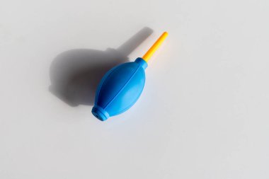 Hava tozu üfleyicisi nazikçe tozları cihazlardan ve şeylerden uzaklaştırmak için