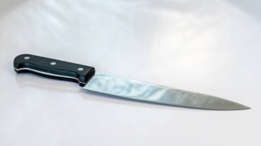 Mutfak bıçağı beyaz arkaplanda izole edilmiş.