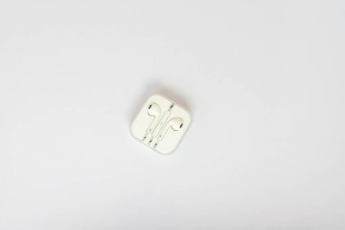 Beyaz bir arka plan üzerinde izole kulaklık