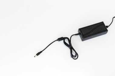 Beyaz arka planda yalıtılmış dizüstü şarj cihazı