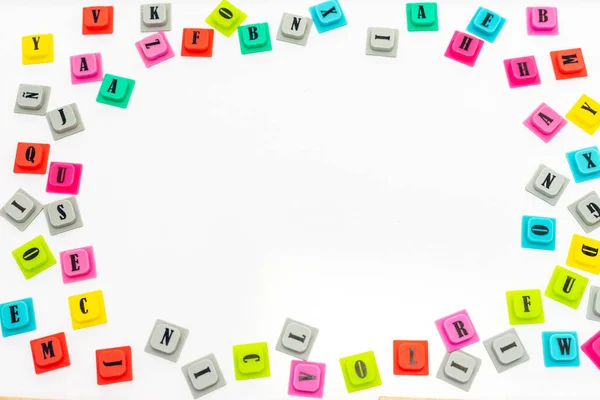 Λευκό Κενό Φόντο Χρωματιστά Αλφαβητικά Γράμματα Τυχαία Διάσπαρτα — Φωτογραφία Αρχείου