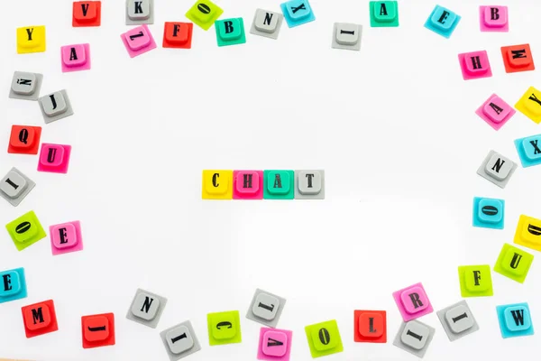 Dağınık Alfabetik Harflerle Izole Edilmiş Beyaz Arkaplan Üzerine Chat Kelimesi — Stok fotoğraf