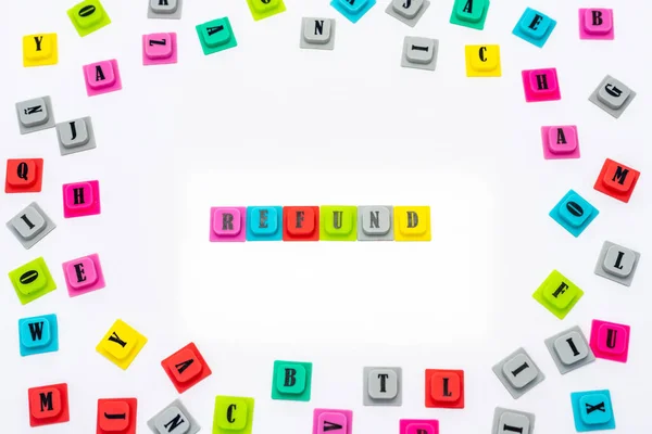 Beyaz Arkaplanda Renkli Harflerle Yazılmış Refund Kelimesi — Stok fotoğraf