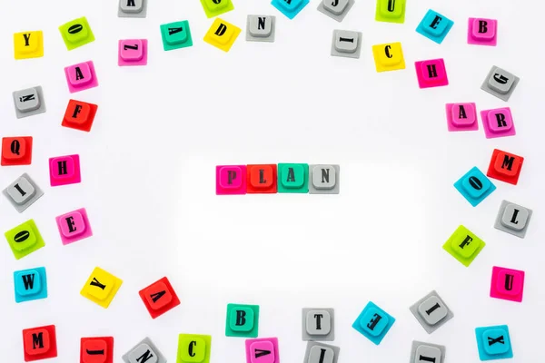 Beyaz Izole Edilmiş Arkaplanda Renkli Kauçuk Alfabelerle Yapılmış Plan Kelimesi — Stok fotoğraf