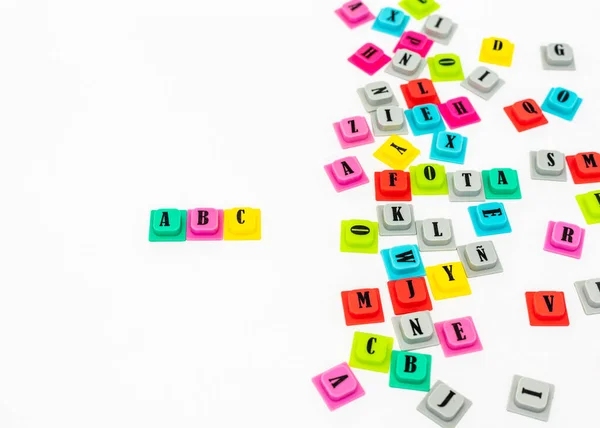 Abc Bunte Alphabete Auf Weißem Hintergrund Mit Selektivem Fokus Und — Stockfoto