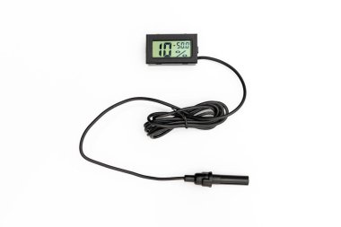 Kabloda harici sensör olan dijital termometre.