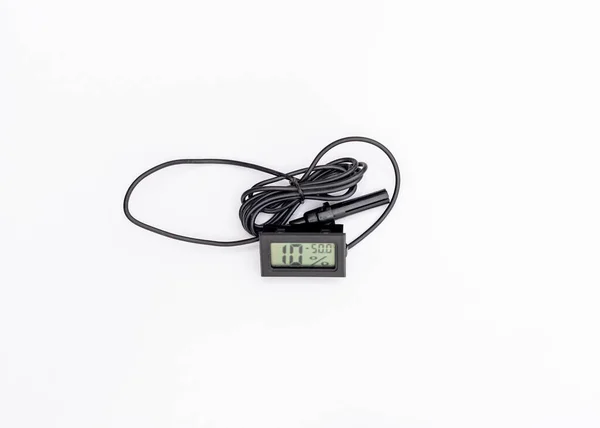 白色の背景に絶縁された測定用のワイヤ外付けセンサ付きデジタル湿度計 — ストック写真