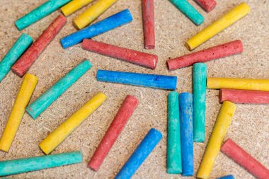 Mantar tahtadaki çok renkli tebeşirler