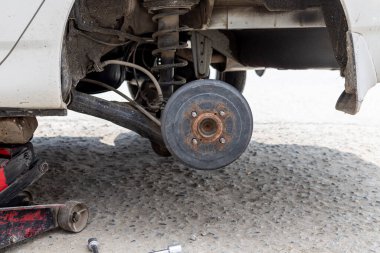 Arka tekerlek çıkarıldı ve araba tamir için hidrolik kriko tarafından kaldırıldı.