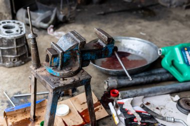 Araçları olan otomobil mekanik atölyesi