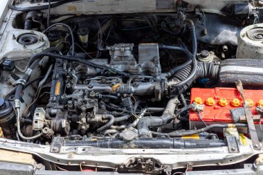 Eski model bir arabanın dizel motoru.