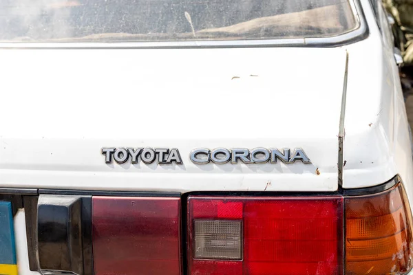 Toyota Corona Logo Auf Einem Kofferraum Eines Alten Modellautos Von — Stockfoto