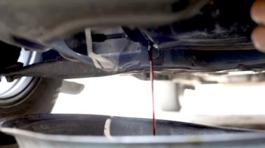 Lokomotiften kirli motor yağı çıkarıyorum. Seçici odak ile yakın plan