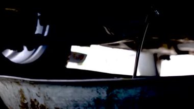 Benzin istasyonundaki aracın motorundan eski motor yağını boşaltıyorum. Seçici odak ile yakın plan